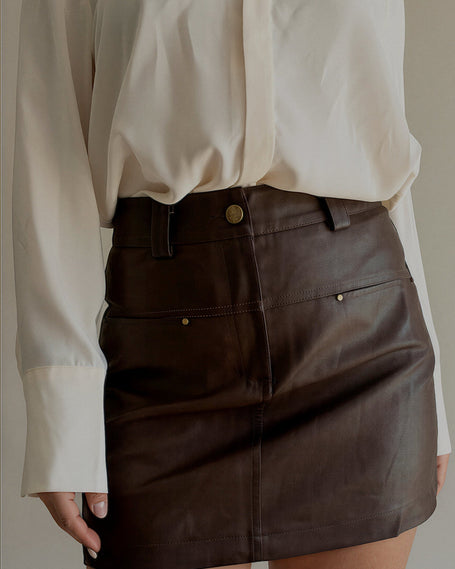 Détail de la taille haute et des poches de la jupe-short JOYCE marron