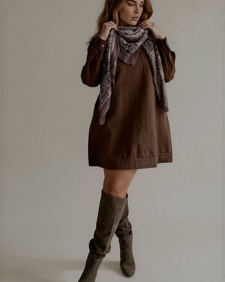 Robe ROMY marron en coton portée avec un foulard imprimé