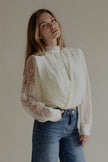 Blouse CAMILLE écrue à col montant et manches en dentelle, vue de trois quarts