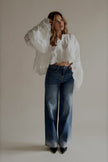 Blouse CAPUCINE blanche ample portée de face avec un jean bleu