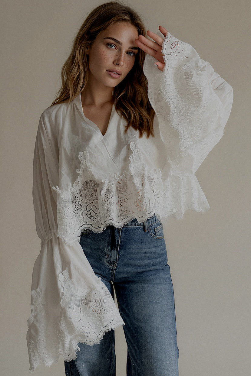 Blouse CAPUCINE blanche à col V, manches évasées et finitions brodées
