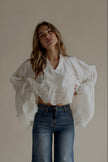 Blouse CAPUCINE blanche à la coupe ample, silhouette entière de face

