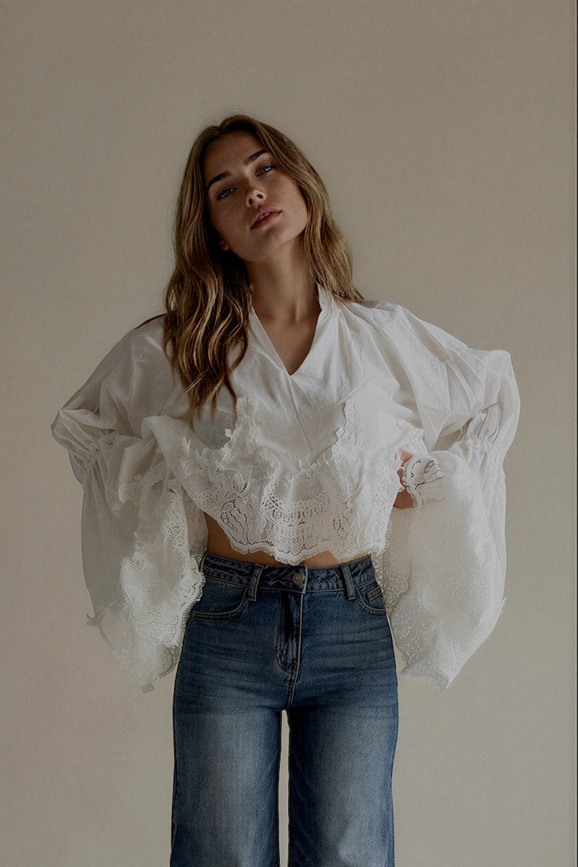 Blouse CAPUCINE blanche à la coupe ample, silhouette entière de face

