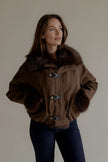 Blouson VICTOIRE kaki à fausse fourrure porté fermé, silhouette entière de face