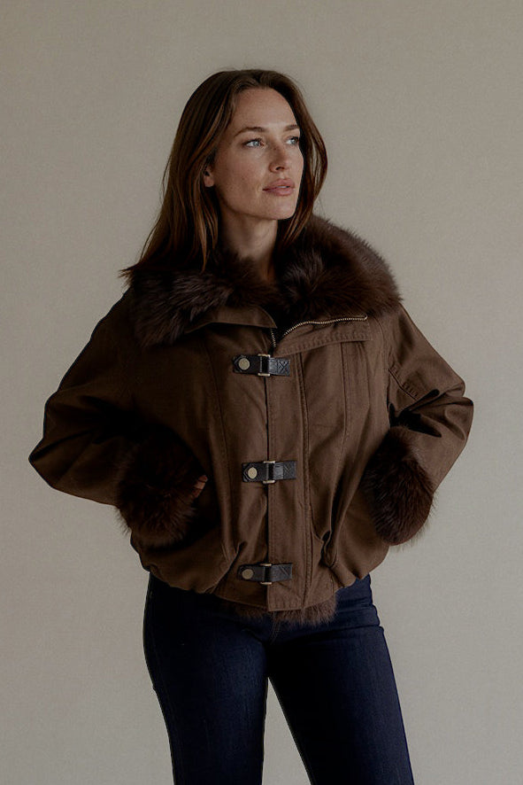 Blouson VICTOIRE kaki à fausse fourrure porté fermé, silhouette entière de face