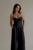 Body TESS noir gainant porté avec un pantalon large, vue de face