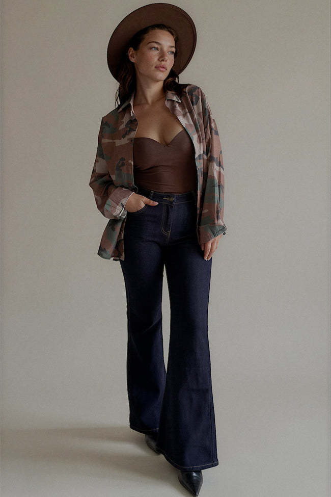 Chemise CAMO en lin portée ouverte sur un top marron avec un jean flare