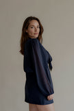 Chemise CASSANDRE bleu marine fluide et légèrement transparente, vue de profil
