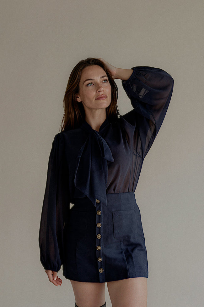 Chemise CASSANDRE bleu marine à manches longues, silhouette entière

