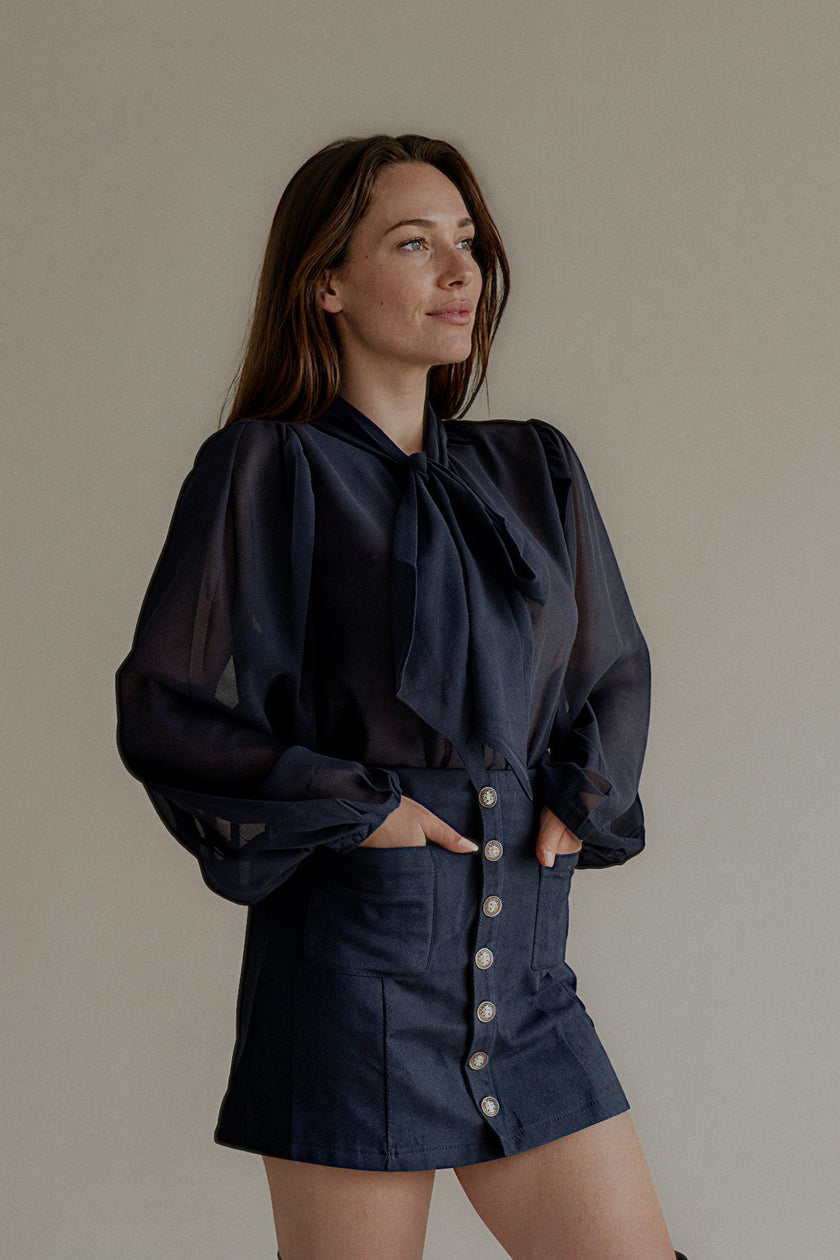 Chemise CASSANDRE bleu marine portée avec une jupe boutonnée, vue de face