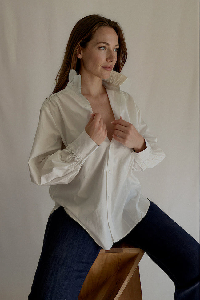 Chemise CLARISSE blanche ample à col volanté modulable