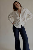 Chemise CLARISSE blanche ample portée avec un jean bleu marine