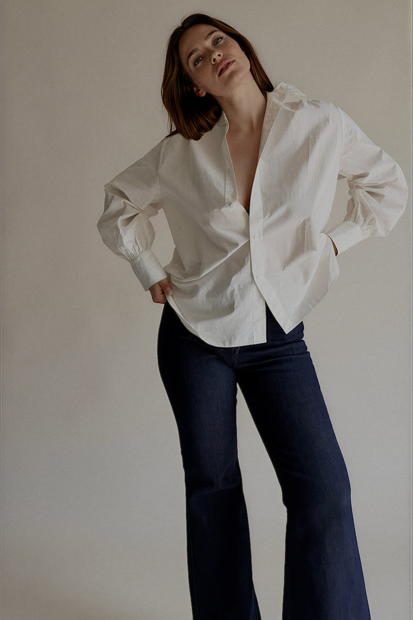 Chemise CLARISSE blanche ample portée avec un jean bleu marine