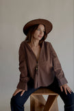 Chemise CLARISSE marron en coton portée avec son col ouvert