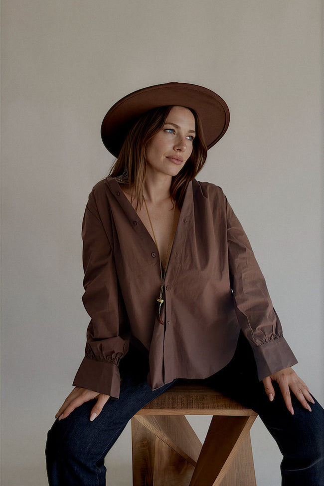 Chemise CLARISSE marron en coton portée avec son col ouvert