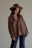 Chemise CLARISSE marron à la coupe ample, silhouette entière