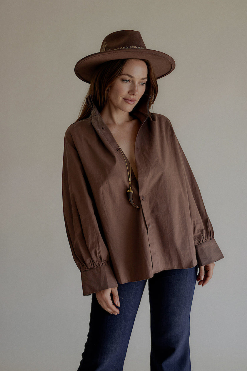 Chemise CLARISSE marron à la coupe ample, silhouette entière