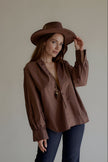 Chemise CLARISSE marron à manches longues portée avec un chapeau