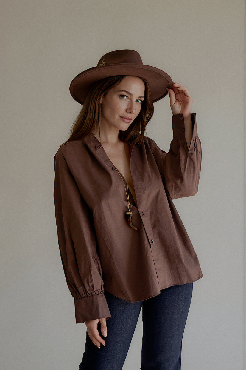 Chemise CLARISSE marron à manches longues portée avec un chapeau