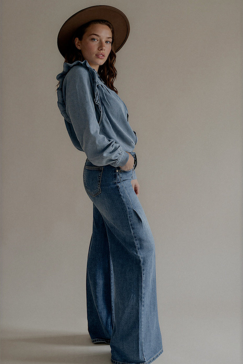 Chemise CLÉO en denim bleu portée avec un jean et un chapeau marron