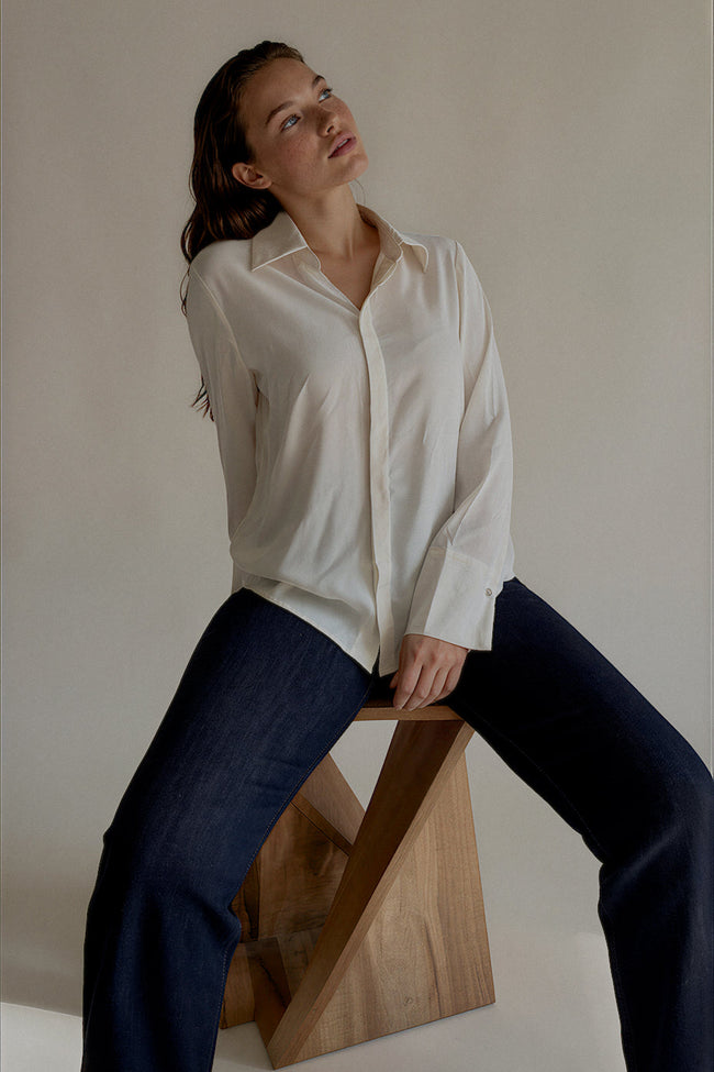 Chemise COLOMBE écrue effet soyeux portée avec un jean brut, modèle assis