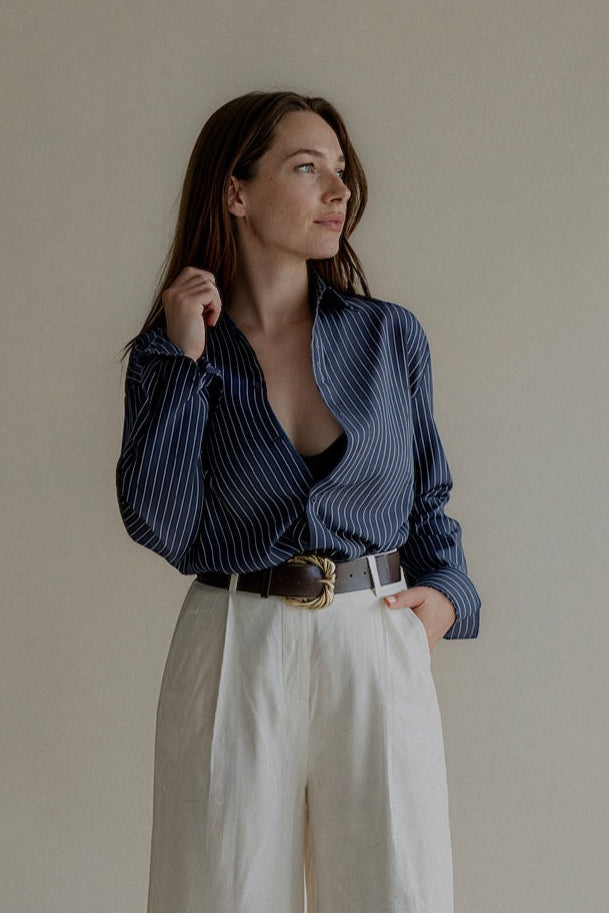 Chemise CONSTANCE bleu marine à rayures blanches – vue portée