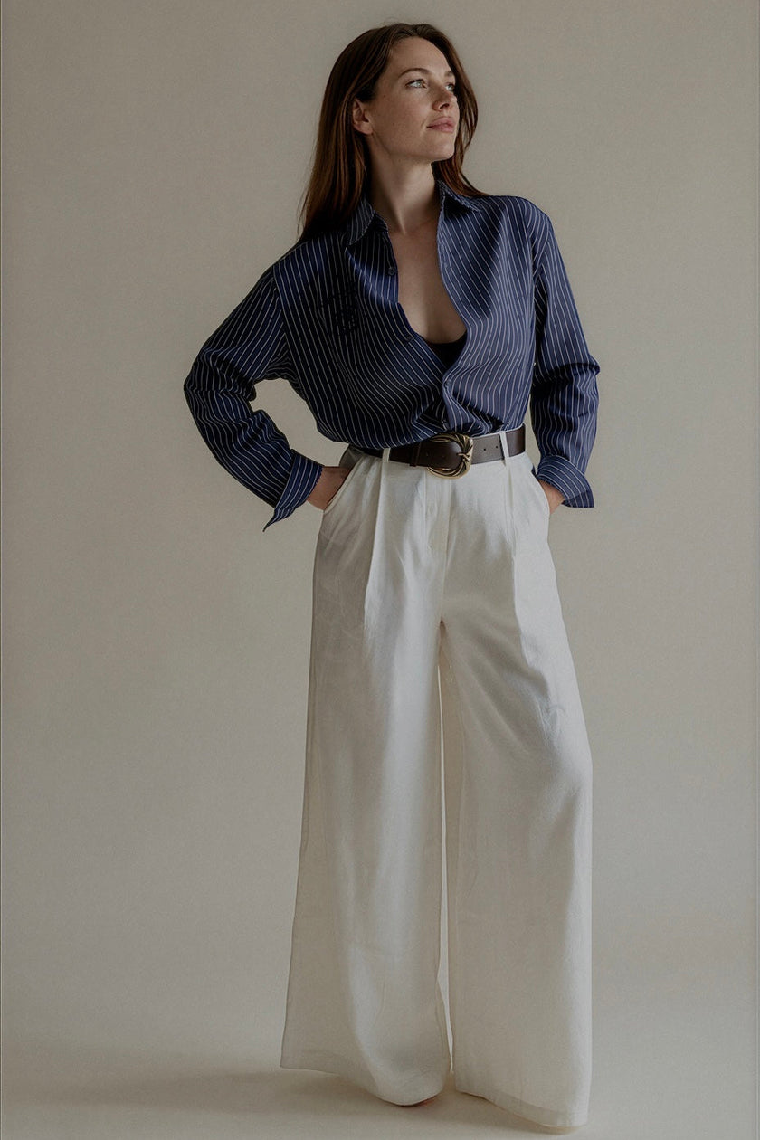Chemise CONSTANCE rayée bleu marine – look avec pantalon écru