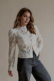 Chemise CYBÈLE blanche à col mao portée avec un jean gris, vue de face

