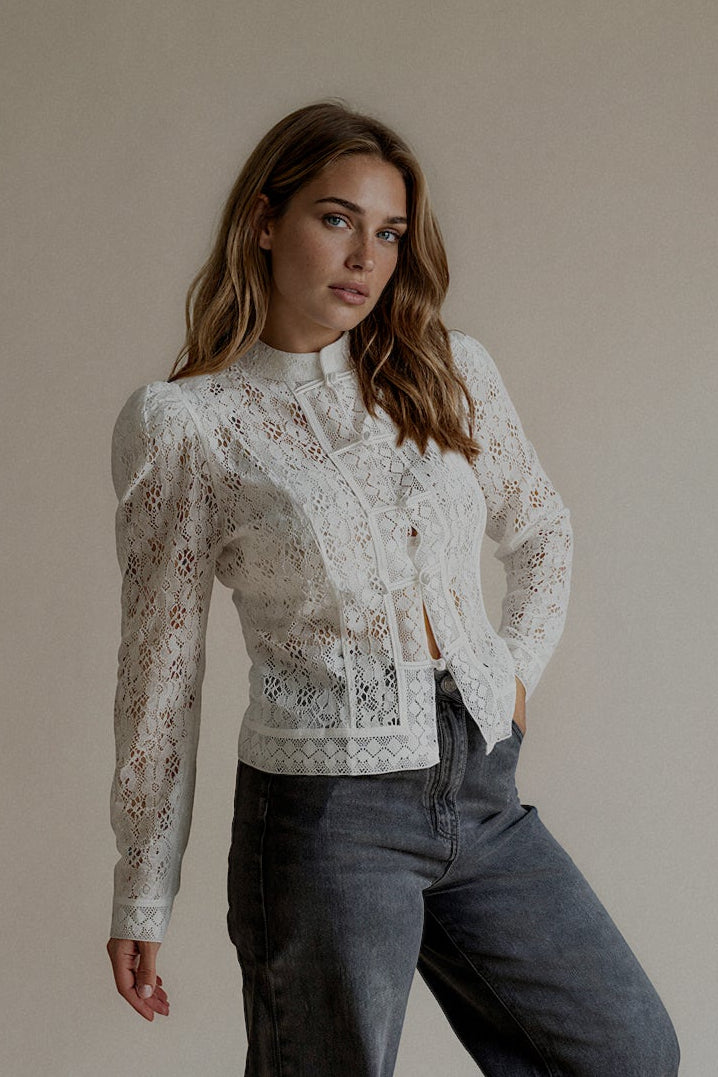 Chemise CYBÈLE blanche à col mao portée avec un jean gris, vue de face

