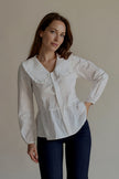 Chemise CÉLESTINE blanche à col Claudine brodé portée avec un jean brut