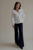 Chemise CÉLESTINE à grand col Claudine, silhouette entière avec un jean flare