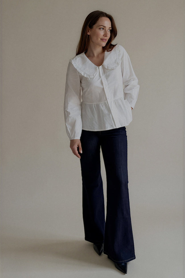 Chemise CÉLESTINE à grand col Claudine, silhouette entière avec un jean flare