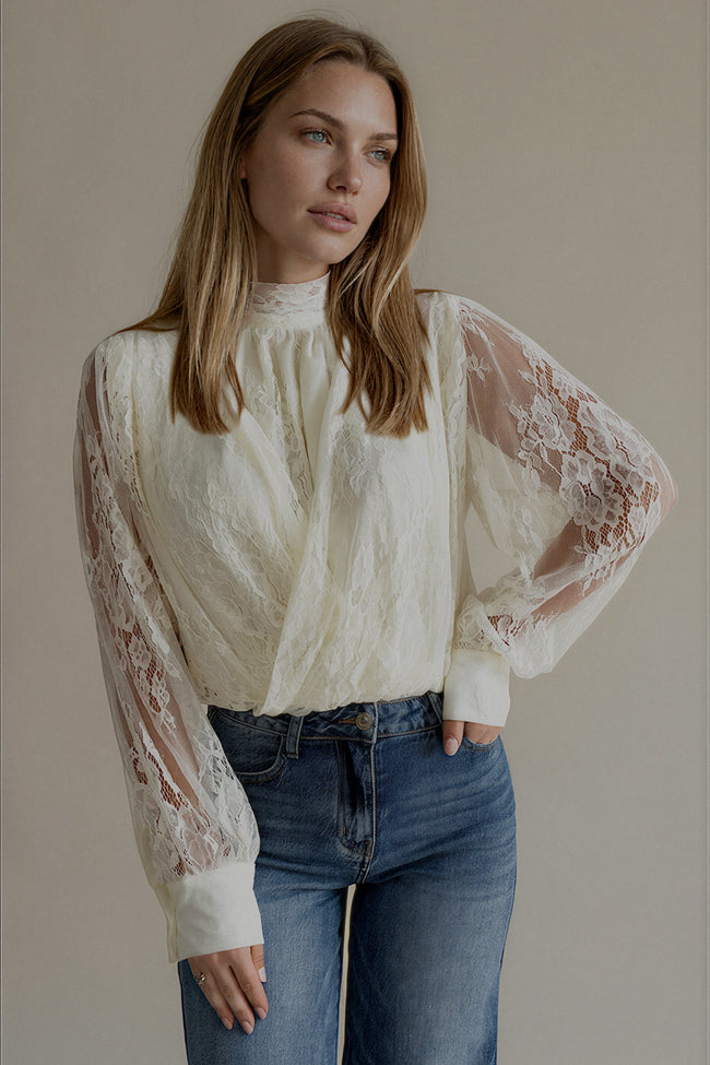 Détail de la blouse CAMILLE écrue avec col montant et manches en dentelle transparente