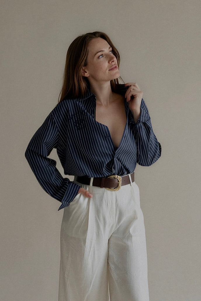 Détail de la chemise CONSTANCE bleu marine – rayures et boutonnage