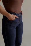 Détail de la taille et des poches avant du jean PIPER en denim brut