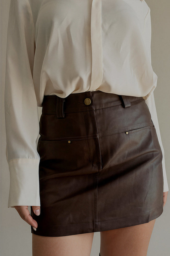 Détail de la taille haute et des poches de la jupe-short JOYCE marron