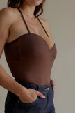 Détail des coques et du décolleté cœur du body TESS marron