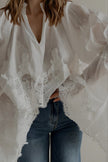 Détail du col en V, des manches transparentes et des broderies de la blouse CAPUCINE blanche