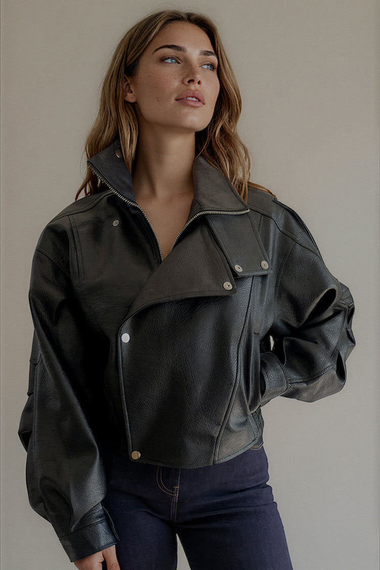 Détail du col modulable et de la fermeture asymétrique du perfecto VOLTAIRE noir

