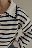 Détail du grand col ondulé et de la maille rayée du pull MARLOW
