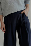 Détail du pantalon PIA bleu marine – taille haute et plis devant
