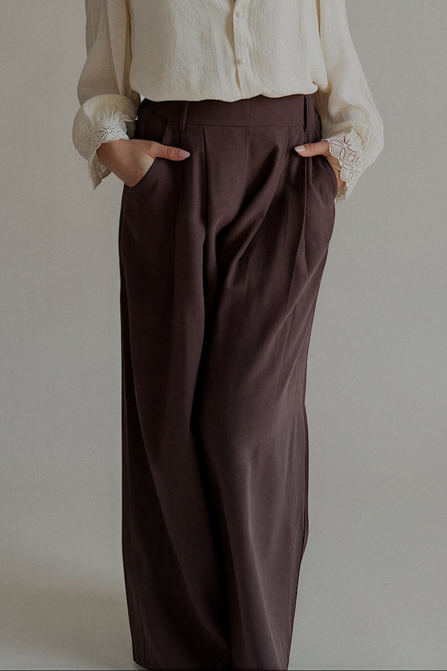 Détail du pantalon PIPPA marron – plis, taille haute et poche