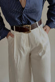 Détail du pantalon PÉNÉLOPE écru – taille haute, ceinture et poches
