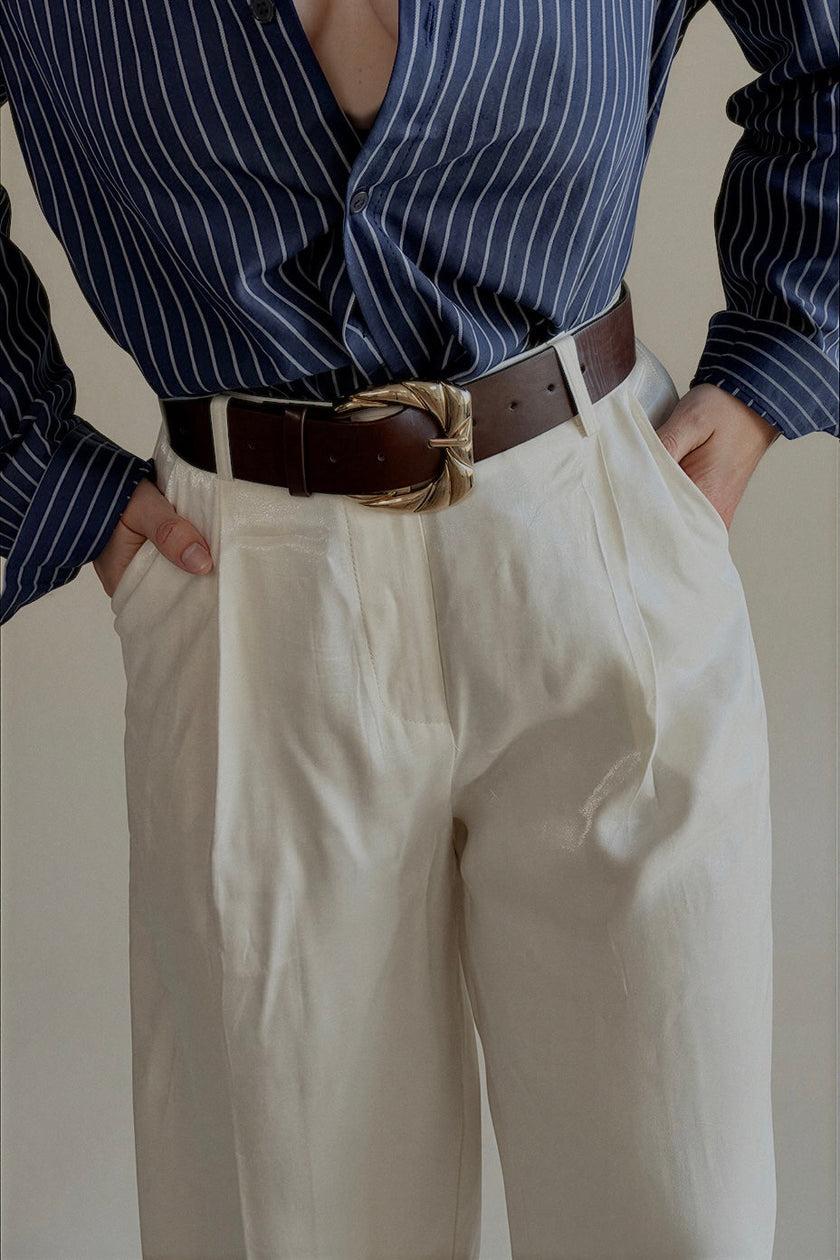 Détail du pantalon PÉNÉLOPE écru – taille haute, ceinture et poches
