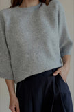 Détail du pull MONROE gris – col rond et maille douce