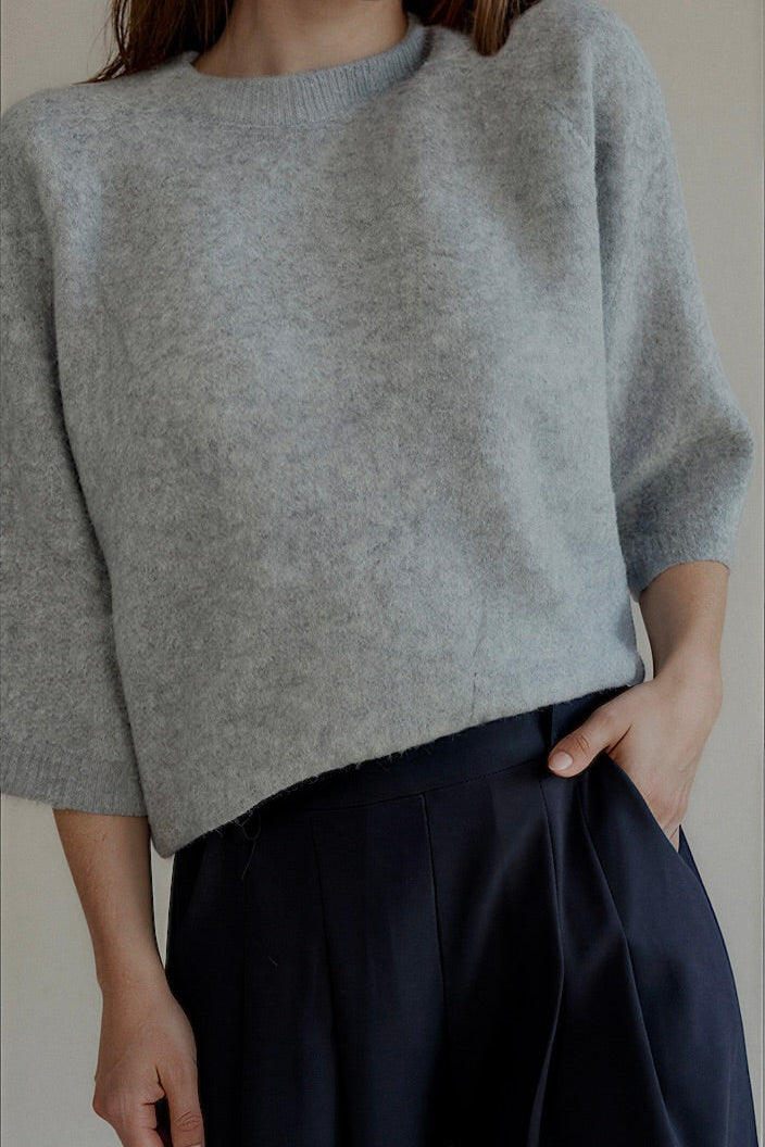 Détail du pull MONROE gris – col rond et maille douce