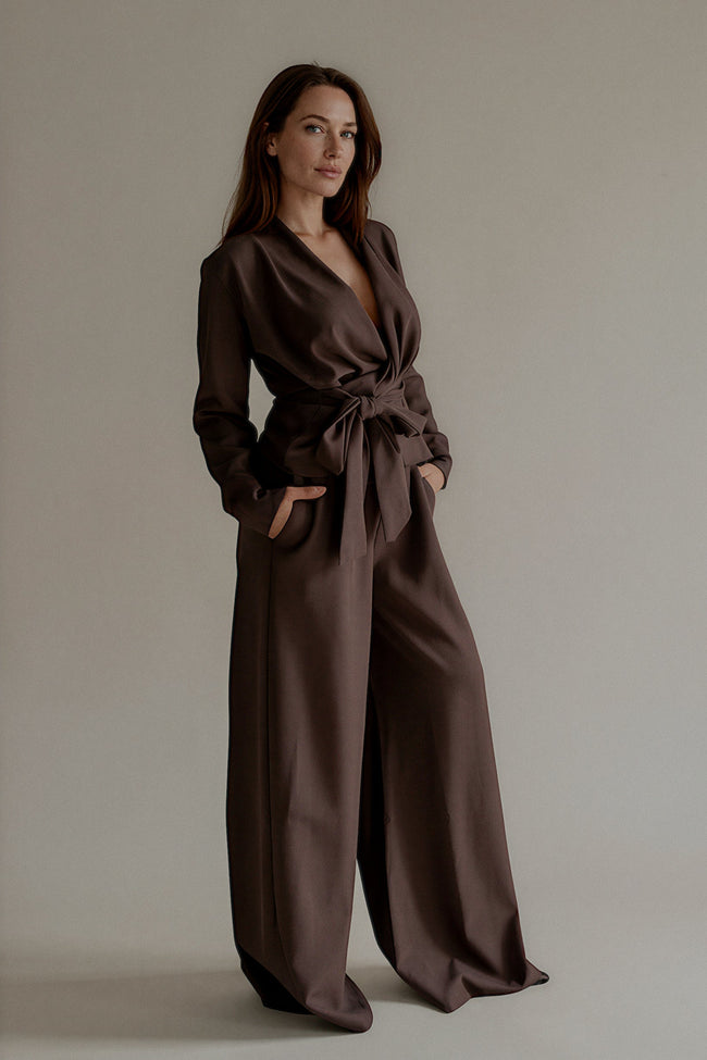 Ensemble ESMÉE chocolat avec pantalon large, vue de trois quarts