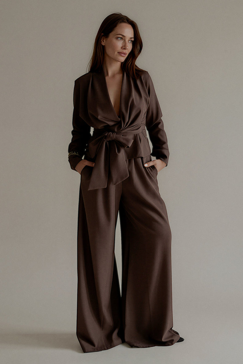 Ensemble ESMÉE satiné chocolat avec haut cache-cœur et pantalon large, vue de face
