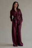 Ensemble ESMÉE satiné prune avec haut cache-cœur et pantalon large, vue de face