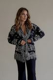 Gilet MADISON long bleu à imprimé bandana porté ouvert, vue de face